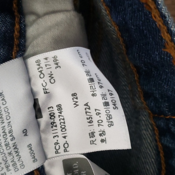 Levi's Women's Short Shorts - Picture 4 of 8